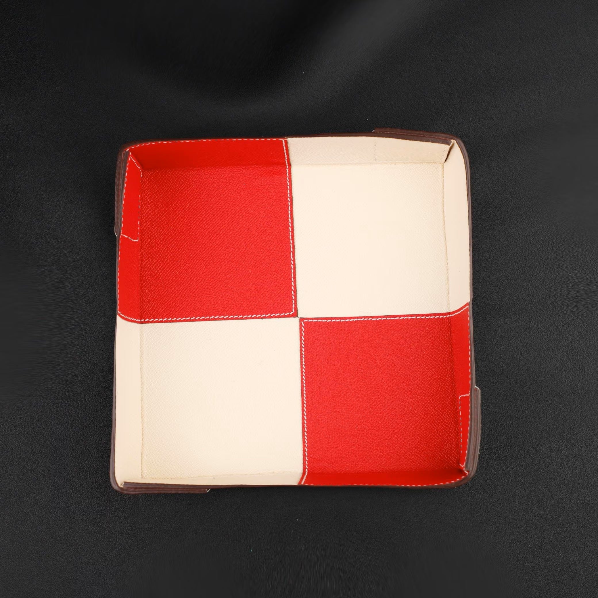 Derby Table Ornament with Epsom Calfskin Appliqué on Both Sides, Saddle Stitch Vertical Finish,Derby Centrepiece