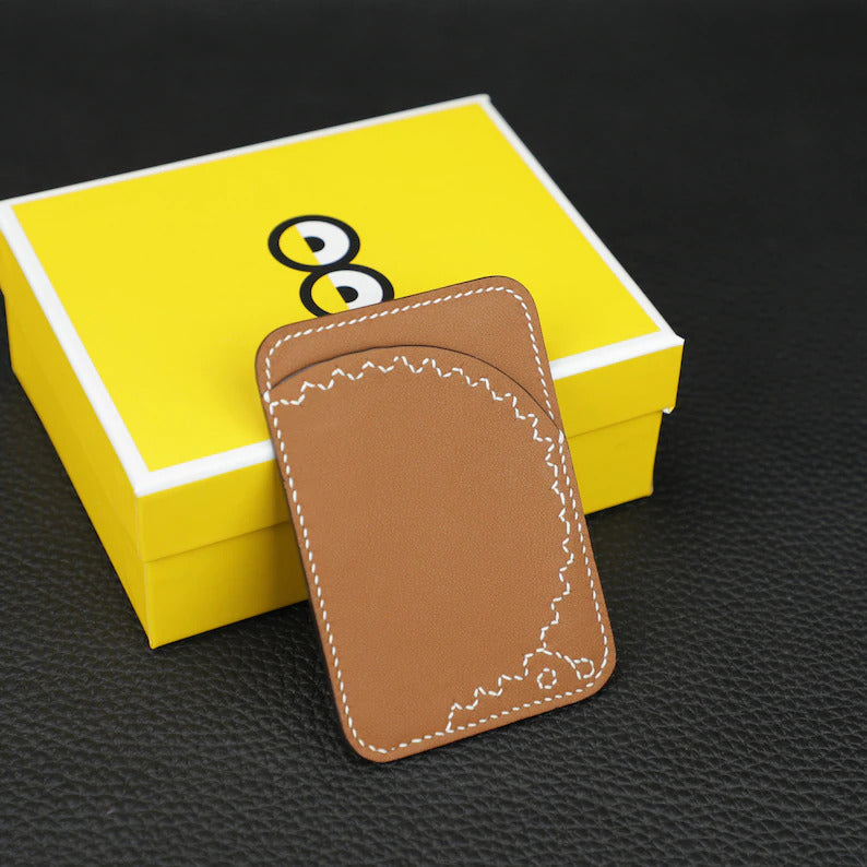 Porte-cartes MagSafe en veau Swift coloris Gold.Cheval MagSafe card holder