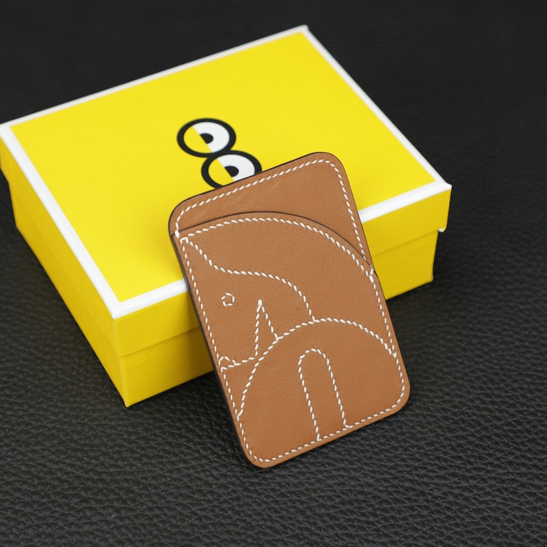 Porte-cartes MagSafe en veau Swift coloris Gold.Cheval MagSafe card holder