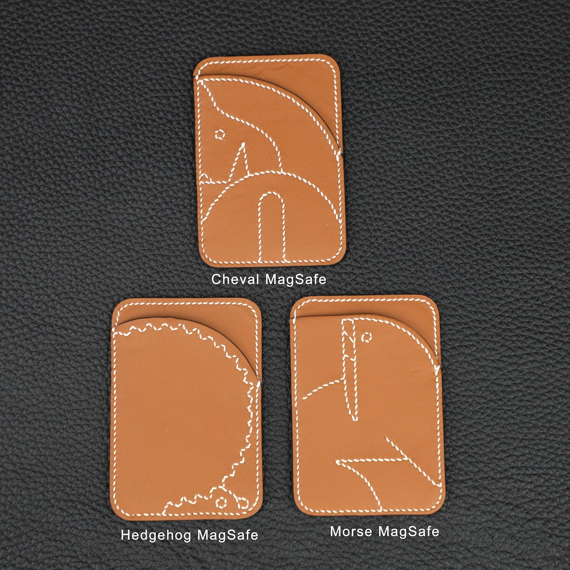 Porte-cartes MagSafe en veau Swift coloris Gold.Cheval MagSafe card holder