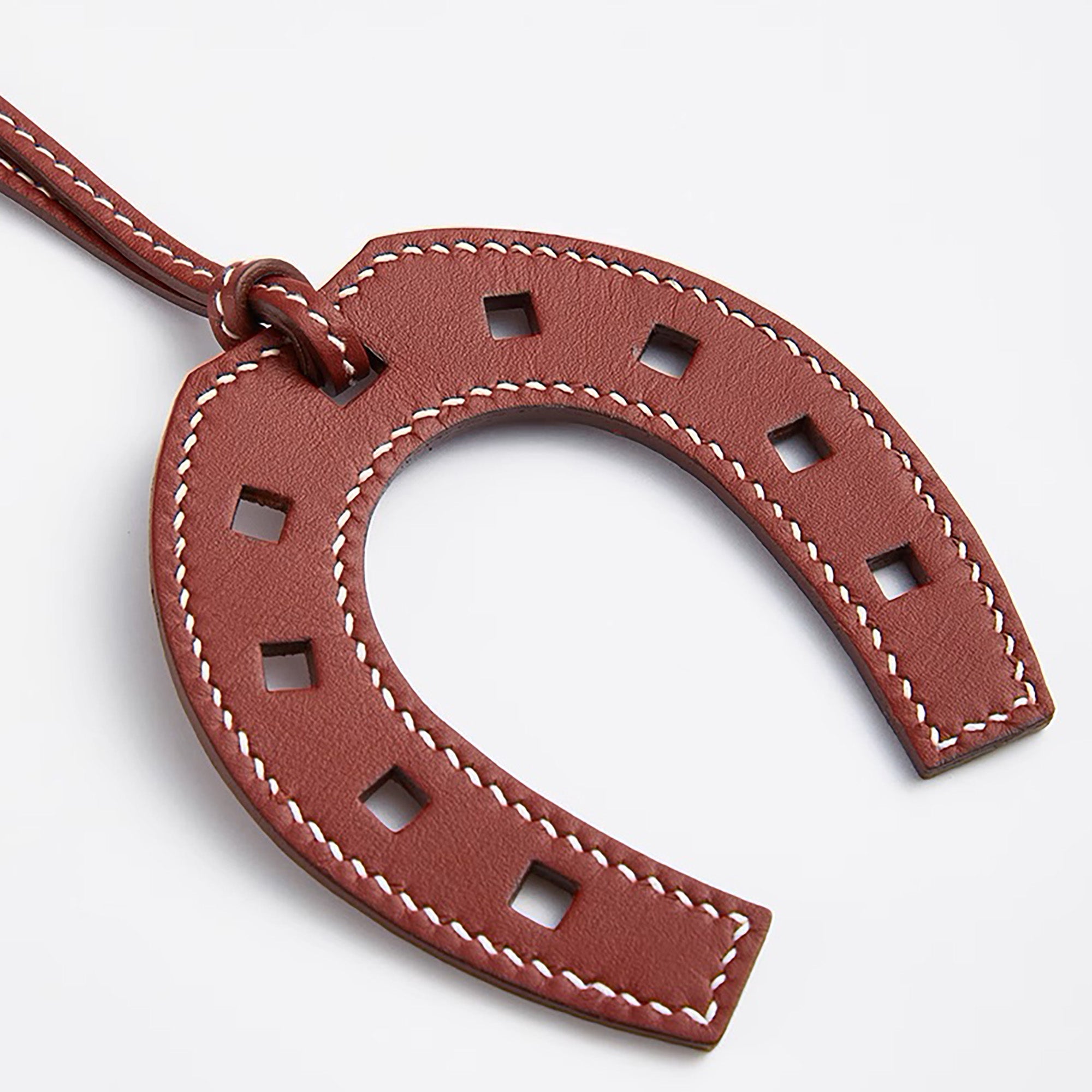 The horseshoe pendant keychain, made of genuine leather, is a high-end accessory suitable for various fashion bags, as well as a handmade car charm