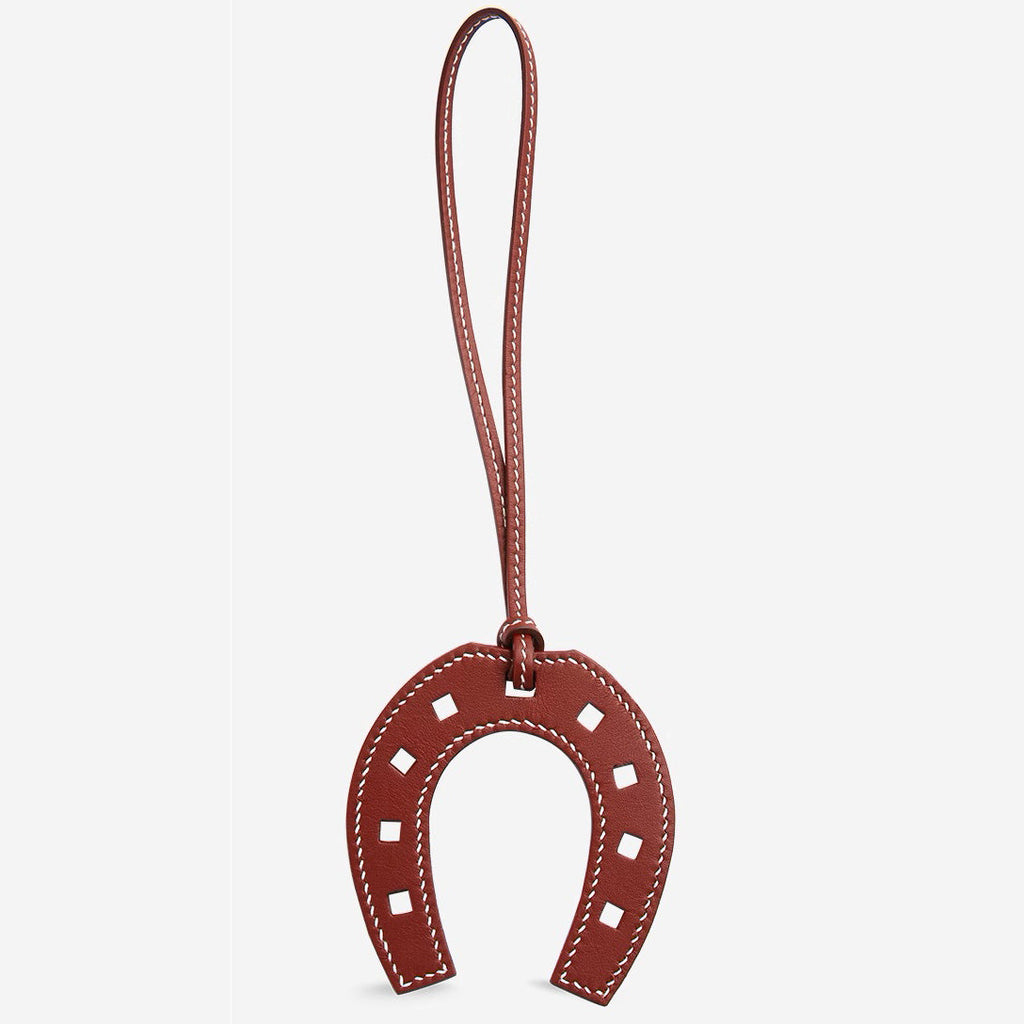 The horseshoe pendant keychain, made of genuine leather, is a high-end accessory suitable for various fashion bags, as well as a handmade car charm