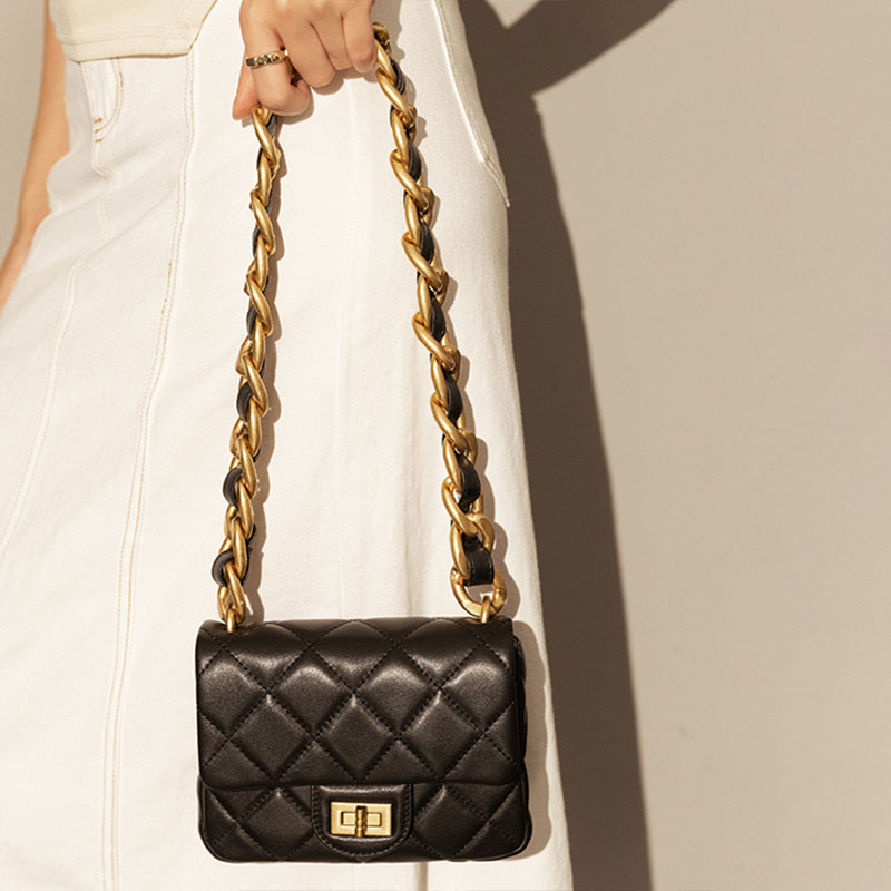 Women’s Black Quilted Leather Chunky Chain Shoulder Bag image 5