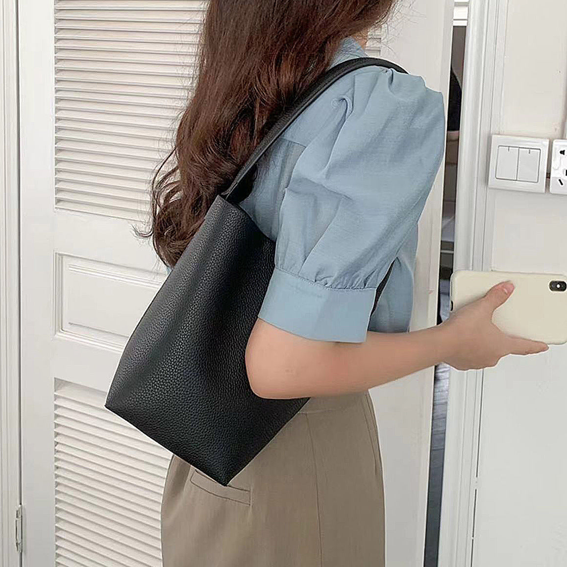 Women’s Minimalist Genuine Leather Shoulder Bucket Bag with Drawstring image 4