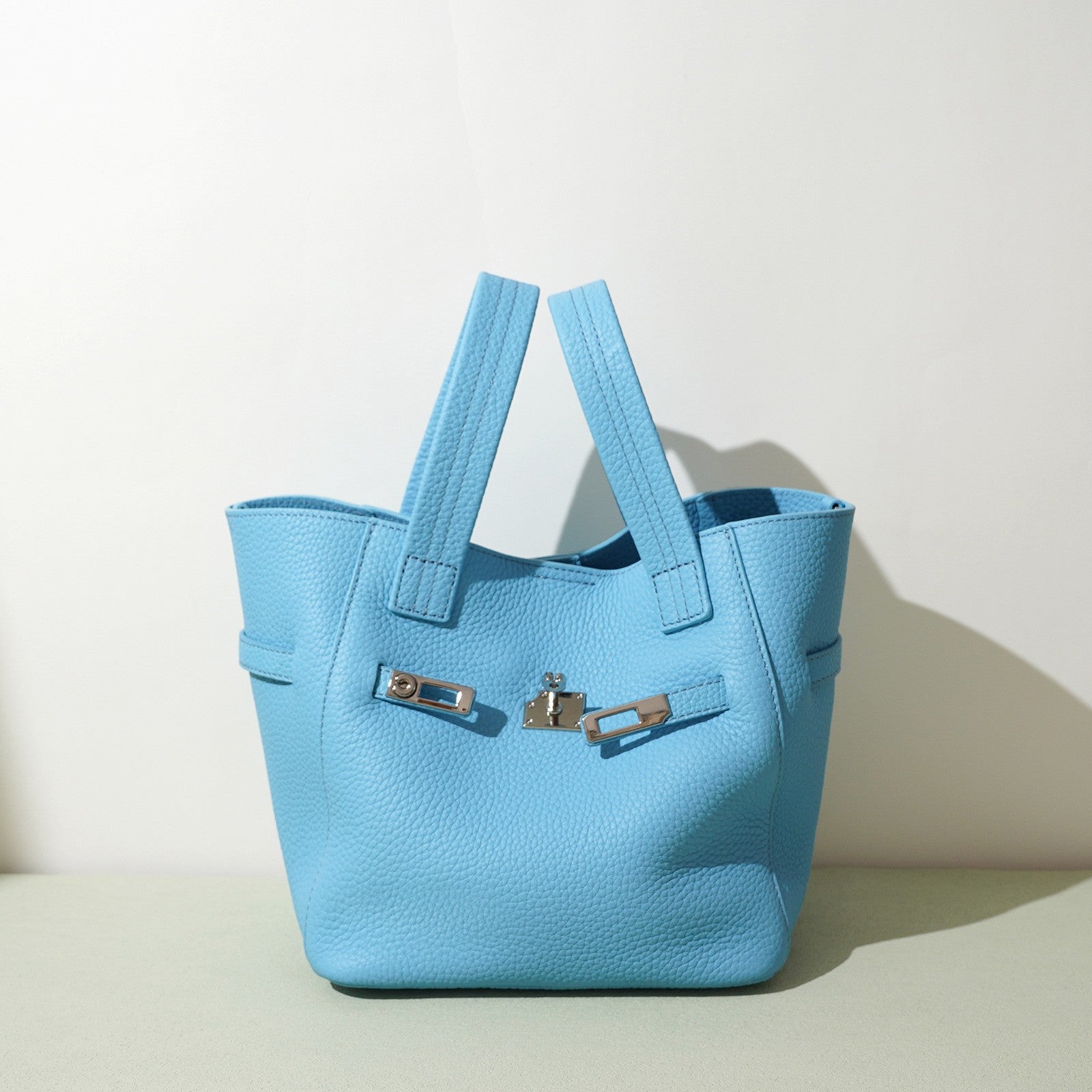 Women’s Minimalist Top-Grain Leather Bucket Tote Bag In Lock Clasp image 3