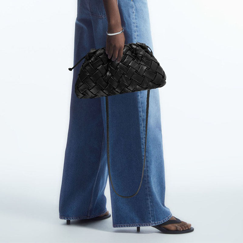 Women’s Minimalist Woven Pleated Cloud Shaped Crossbody Shoulder Clutch Bag image 7