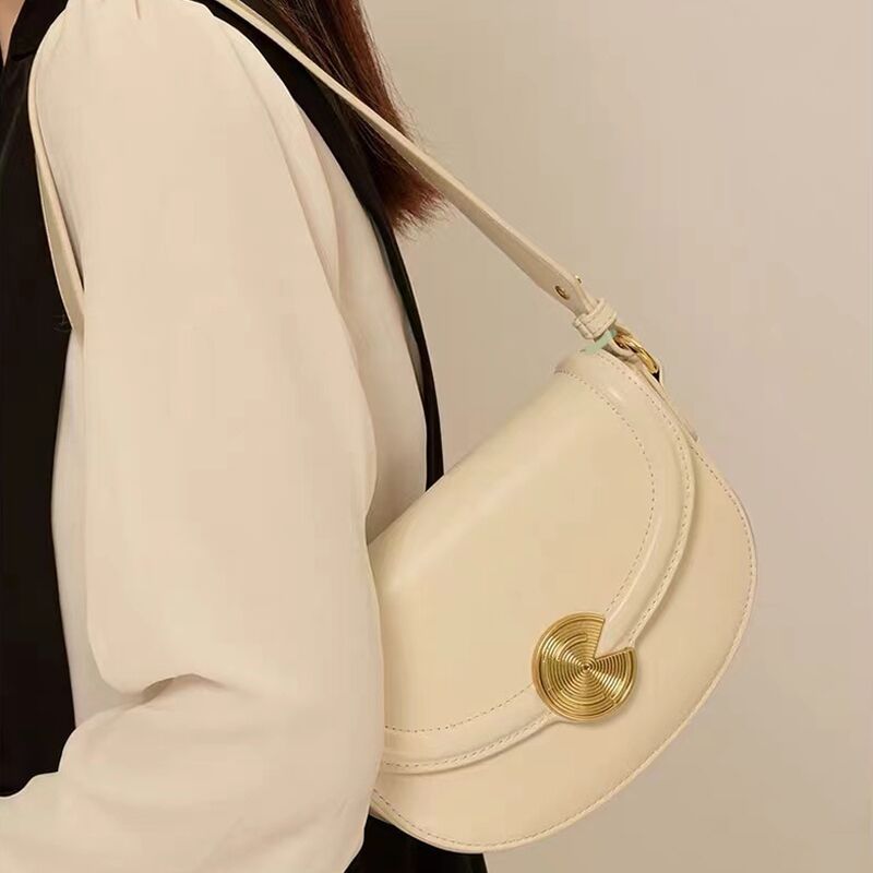 Women’s Vintage Round Buckle Saddle Bag in Genuine Leather image 4