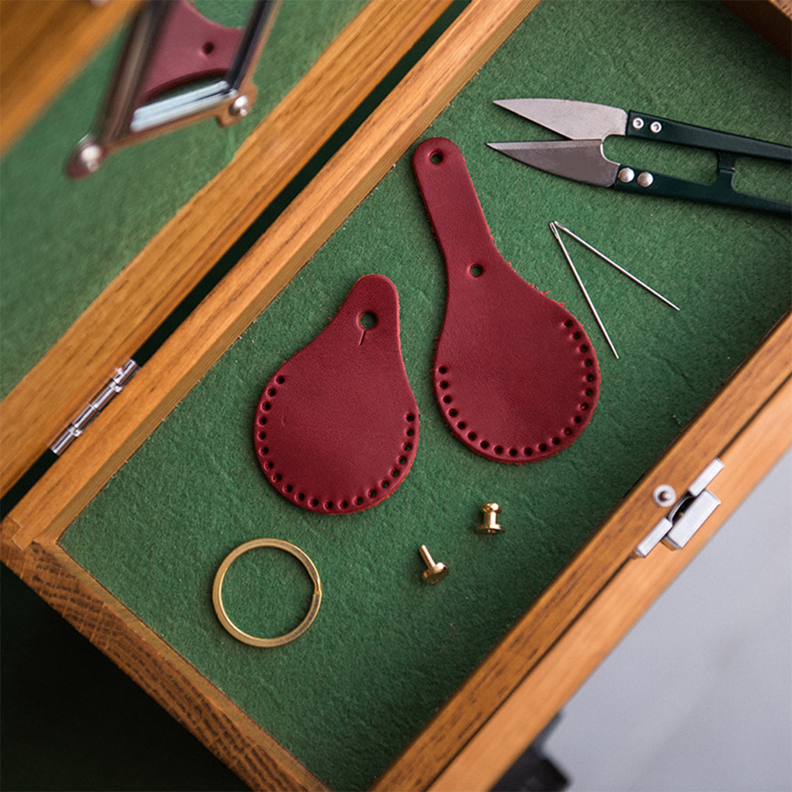 DIY Keychain Kits | Handmade APPLE AirTag Leather Holder Red - Wirkin™