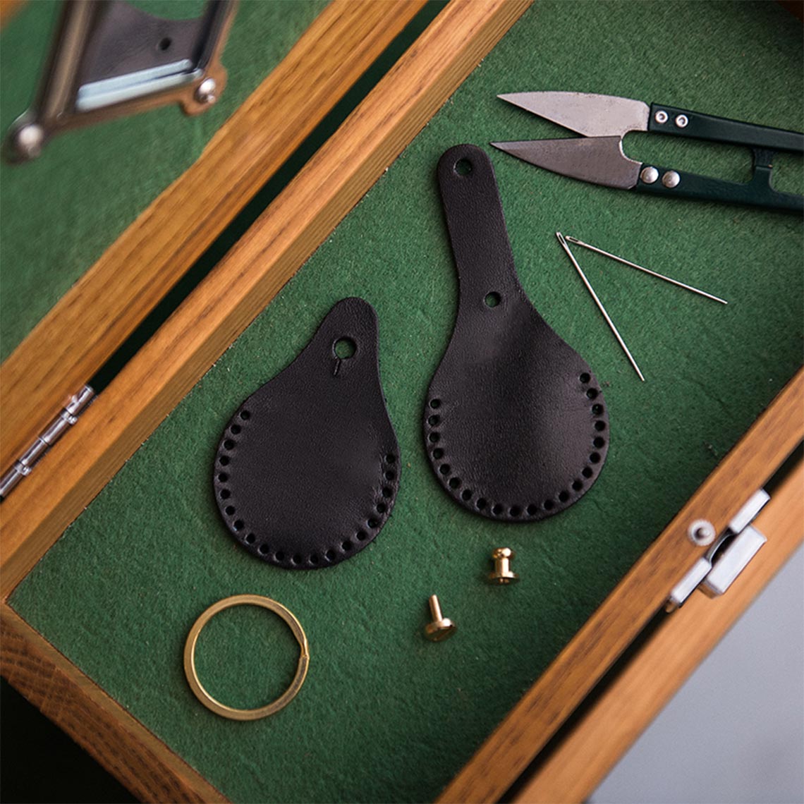 DIY Keychain Kits | Handmade APPLE AirTag Leather Holder Black - Wirkin™