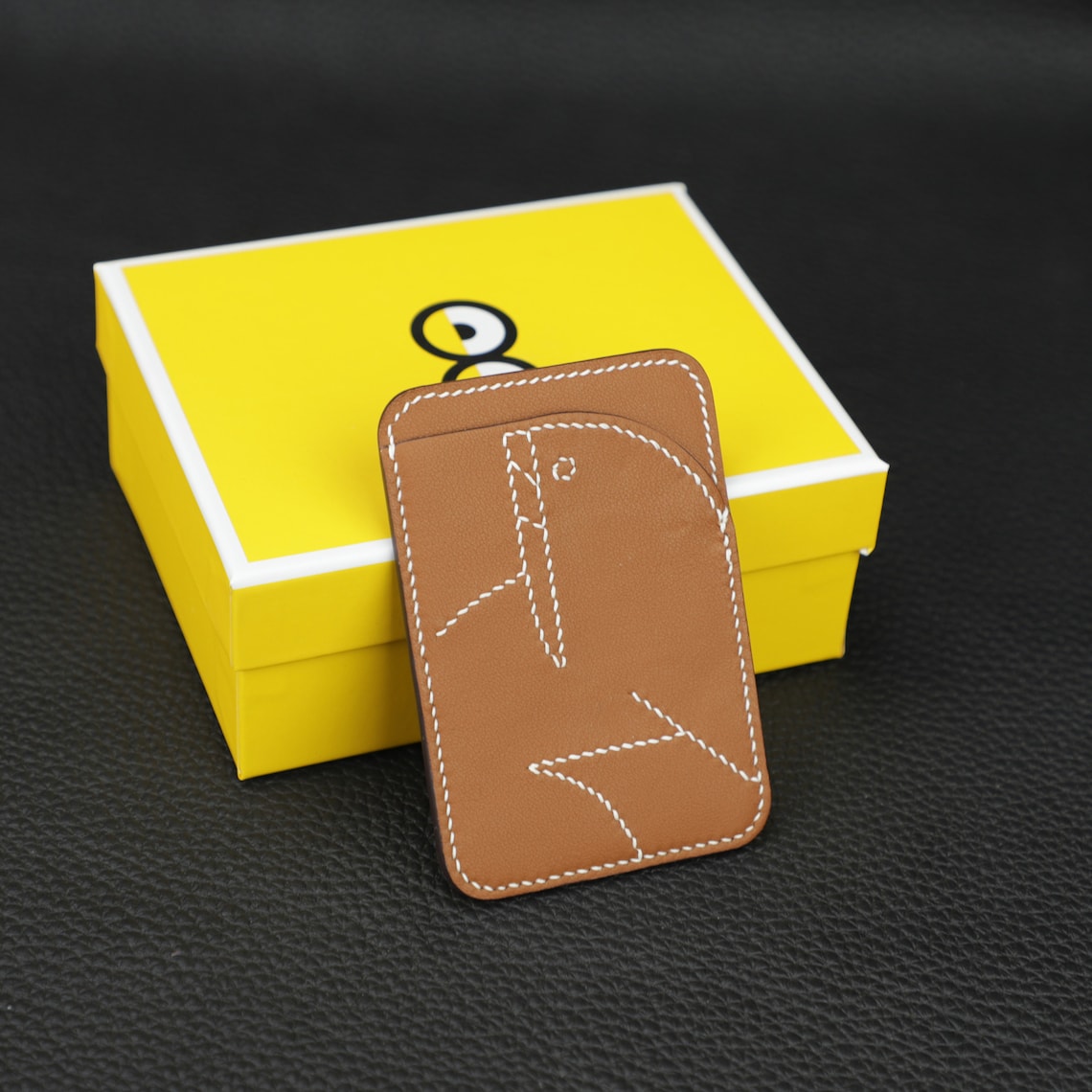 Porte-cartes MagSafe en veau Swift coloris Gold.Cheval MagSafe card holder