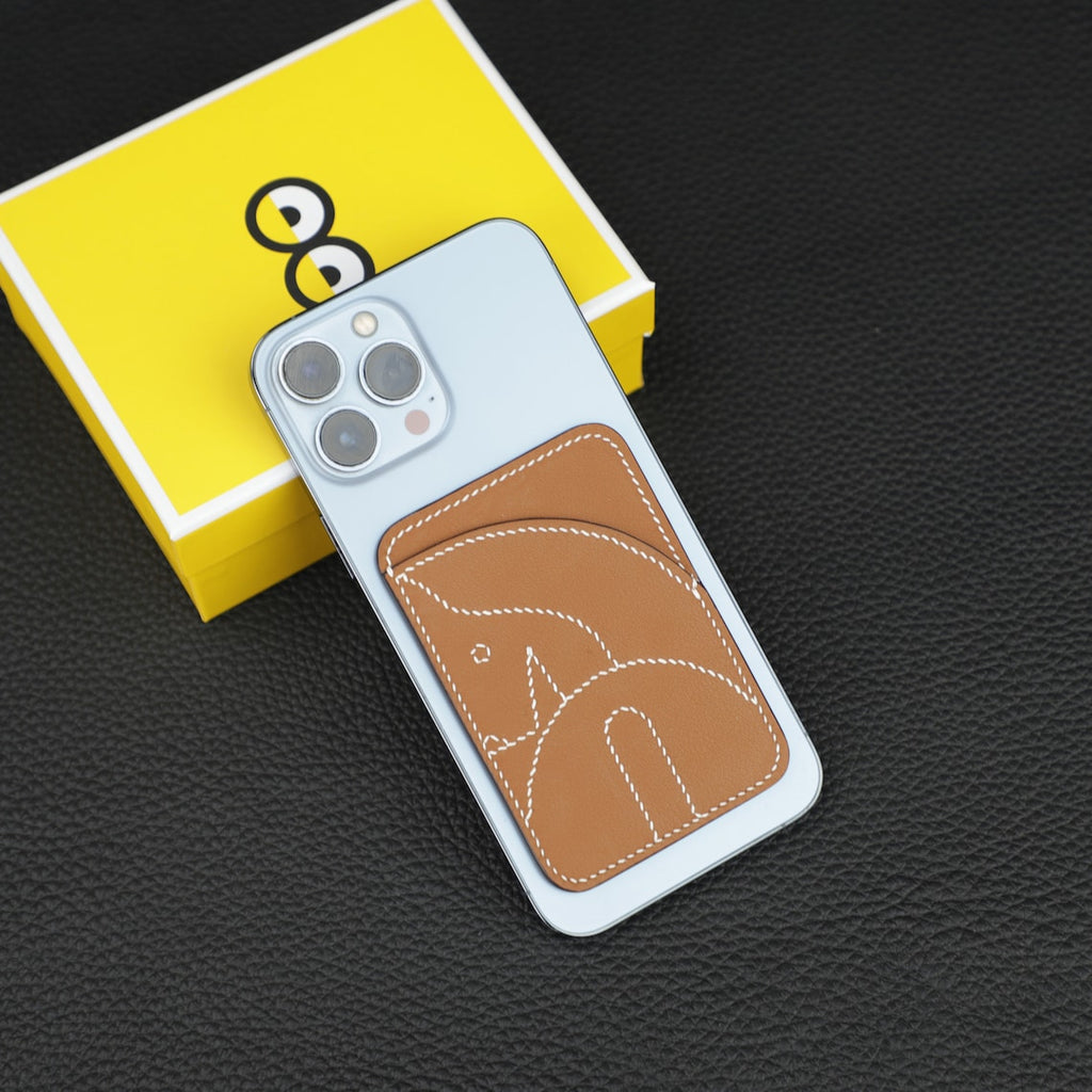 Porte-cartes MagSafe en veau Swift coloris Gold.Cheval MagSafe card holder