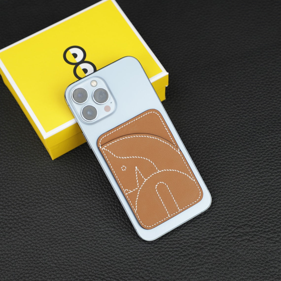 Porte-cartes MagSafe en veau Swift coloris Gold.Cheval MagSafe card holder