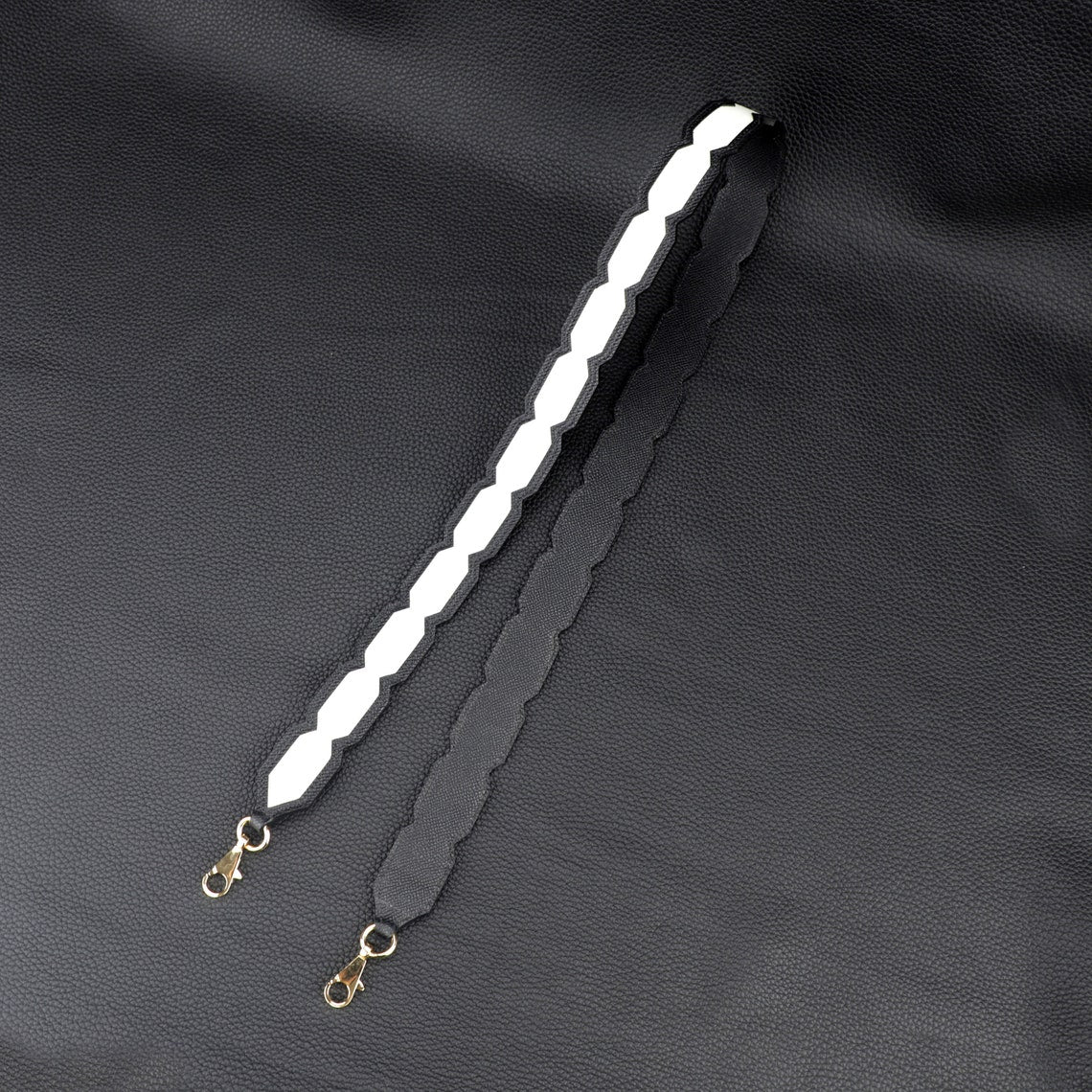 Artisanal Black & White Epsom Leather Bandoulière: Hand-Stitched Detachable Crossbody/Shoulder Strap
