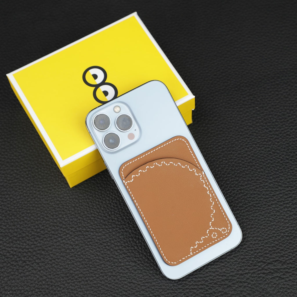 Porte-cartes MagSafe en veau Swift coloris Gold.Cheval MagSafe card holder