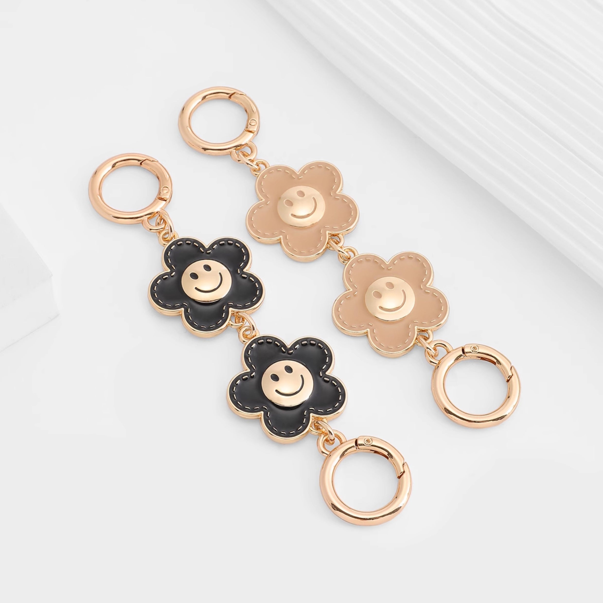 Metal accessory for underarm bags with a flower and smiley face design, 15 cm long strap extension chain