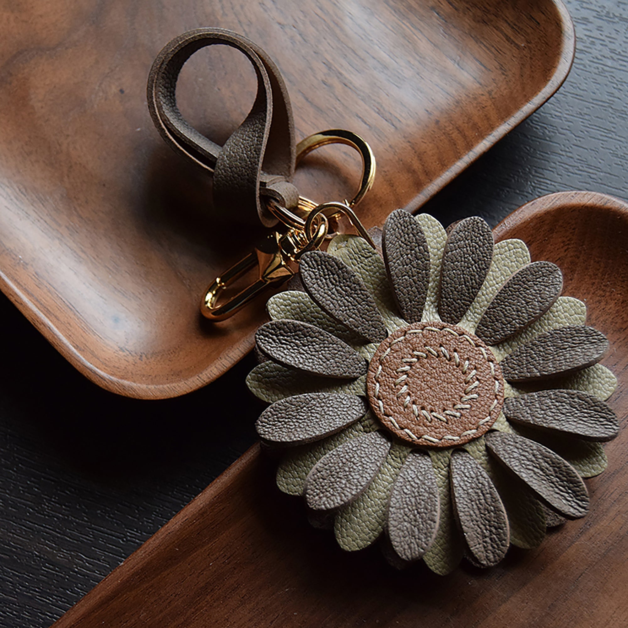 Handcrafted Leather Flower Keychain for Car – Original Design, Simple and Creative Rearview Mirror Hanging Accessory, Unique Gift