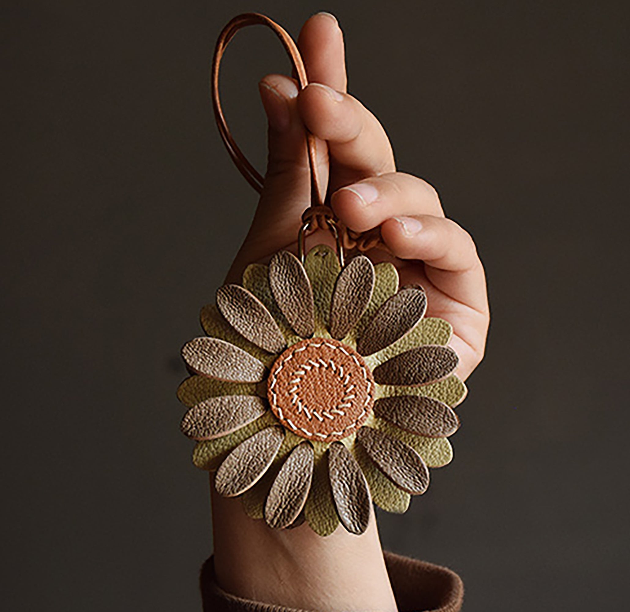 Handcrafted Leather Flower Keychain for Car – Original Design, Simple and Creative Rearview Mirror Hanging Accessory, Unique Gift