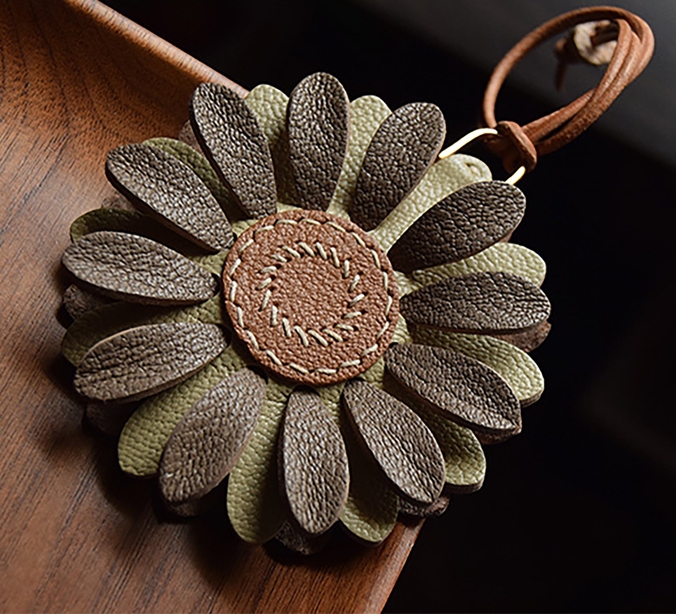 Handcrafted Leather Flower Keychain for Car – Original Design, Simple and Creative Rearview Mirror Hanging Accessory, Unique Gift