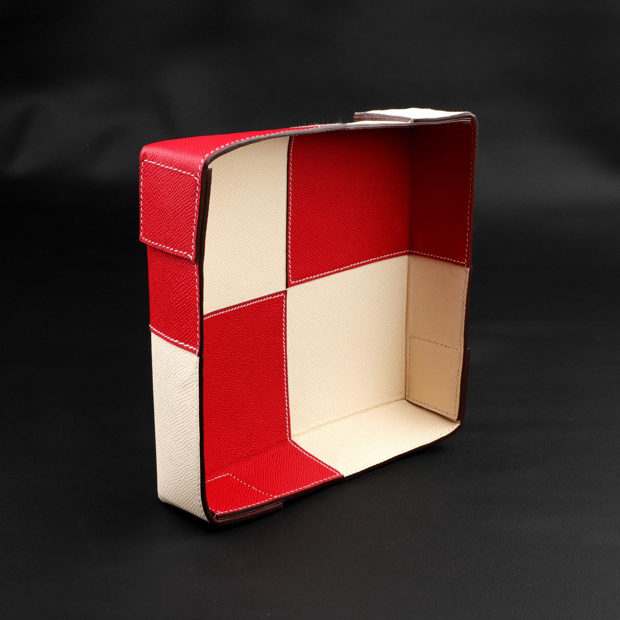 Derby Table Ornament with Epsom Calfskin Appliqué on Both Sides, Saddle Stitch Vertical Finish,Derby Centrepiece