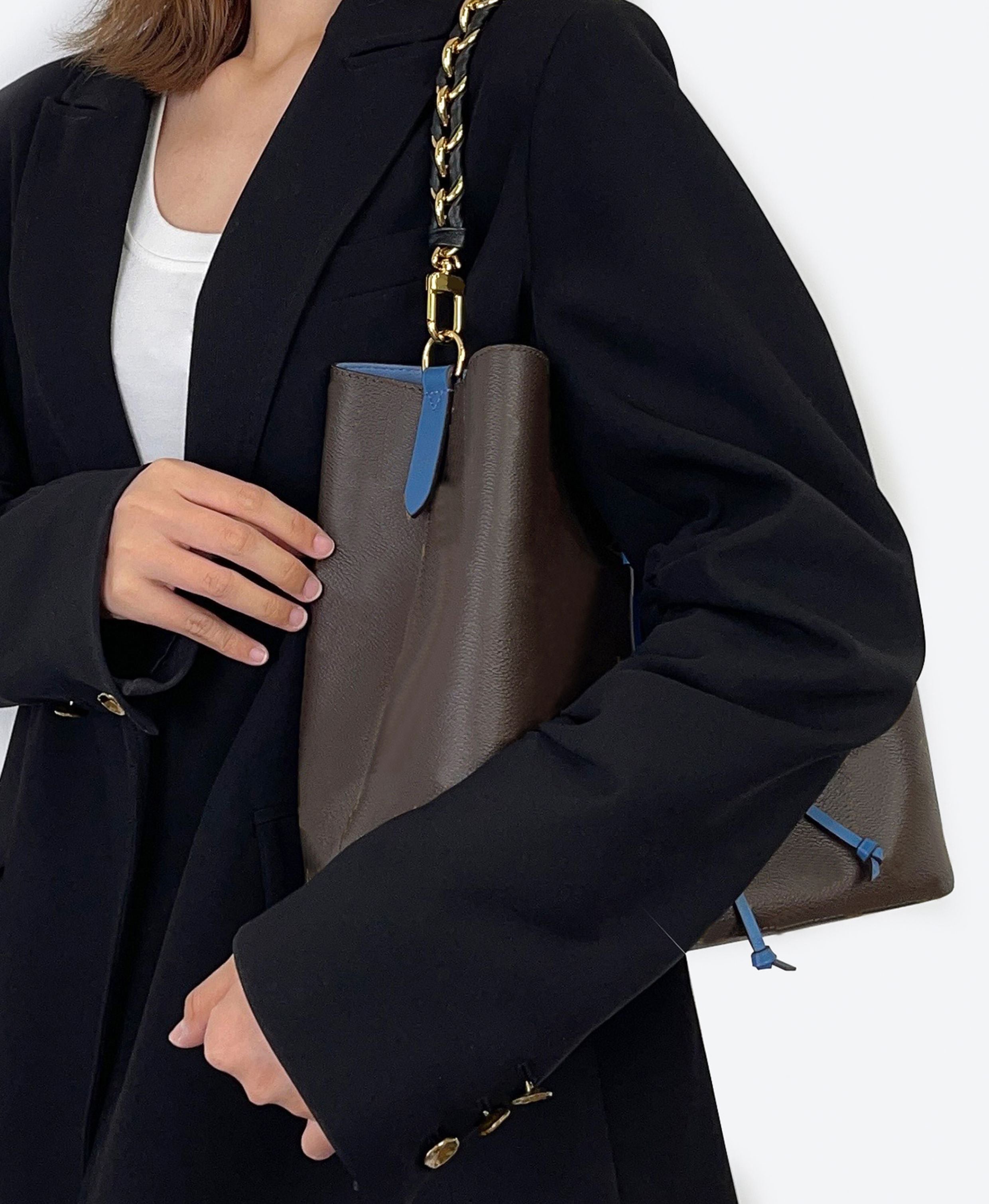 The NéoNoé bucket bag handbag strap, black genuine leather material underarm shoulder strap, and metal material fashionable underarm shoulder strap.