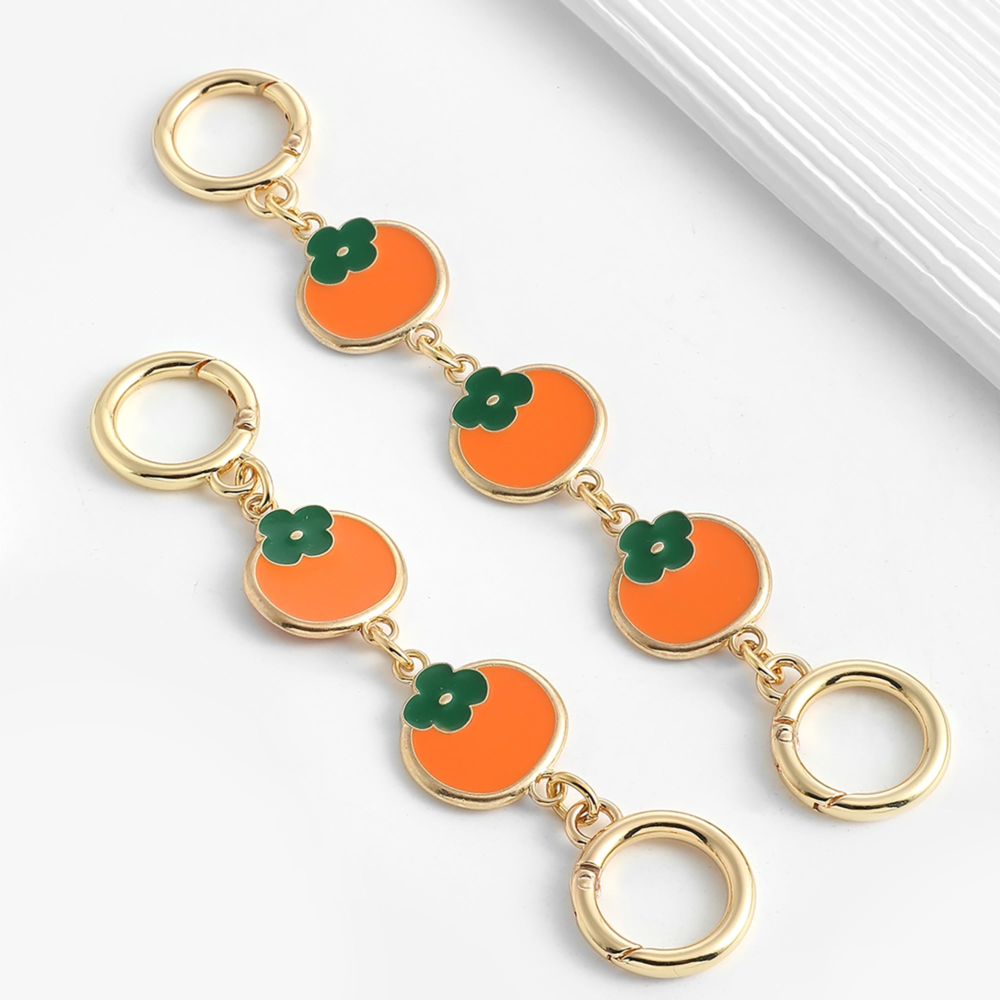 The extension chain is suitable for the Monogram Pochette Accessoires. The strap modification features a persimmon-colored metal short chain extension accessory