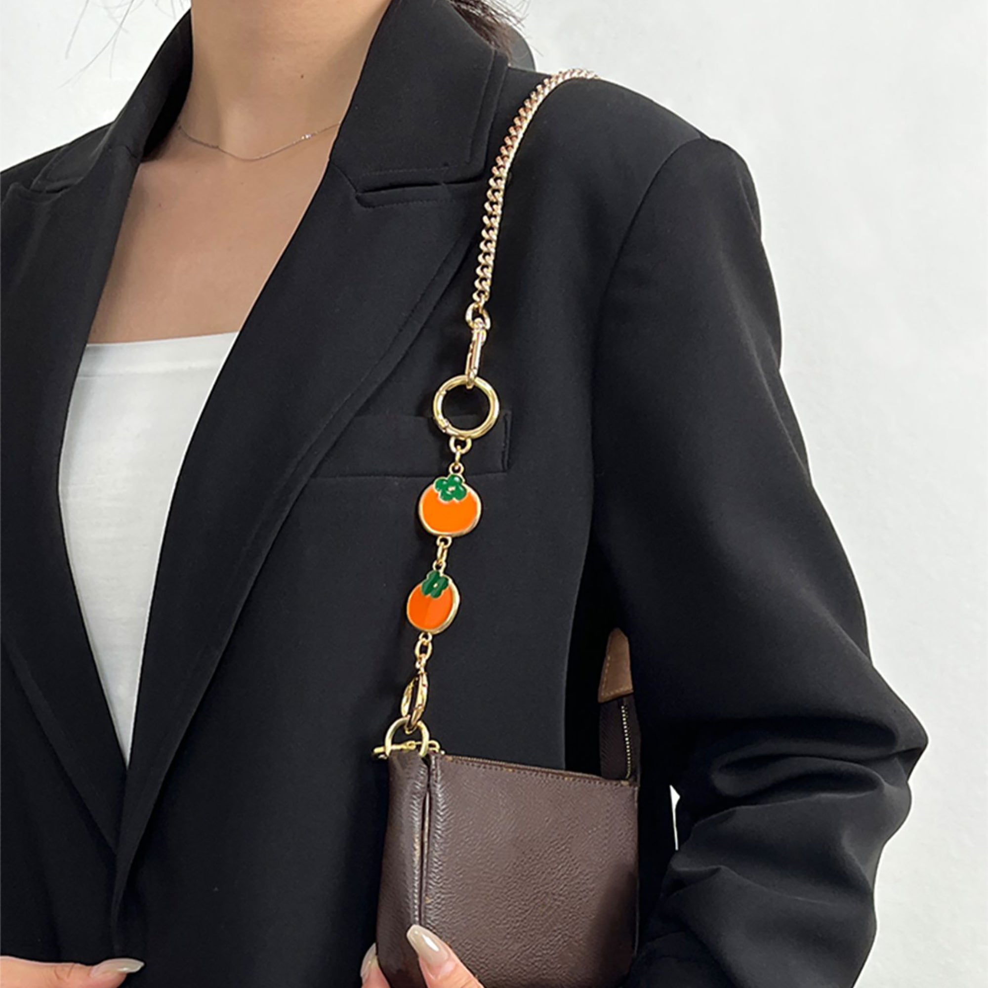 The extension chain is suitable for the Monogram Pochette Accessoires. The strap modification features a persimmon-colored metal short chain extension accessory