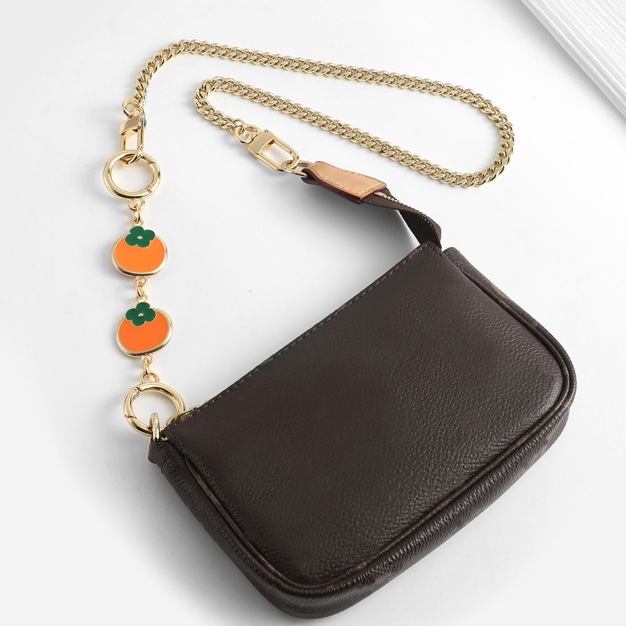The extension chain is suitable for the Monogram Pochette Accessoires. The strap modification features a persimmon-colored metal short chain extension accessory
